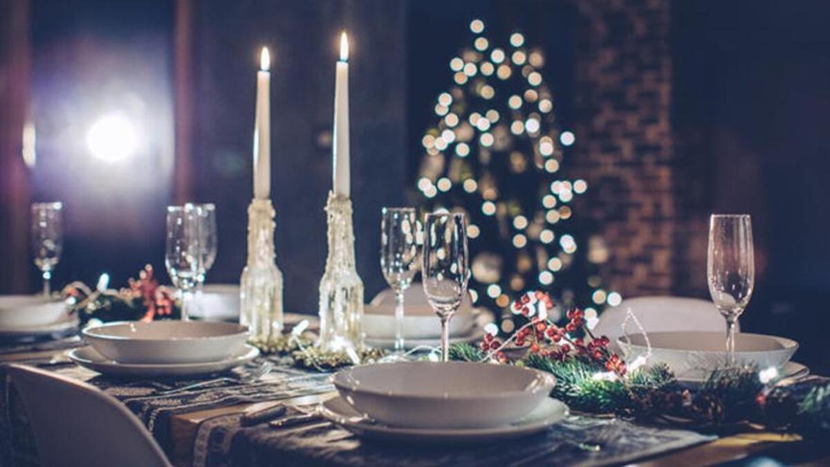 Decoración de la mesa para la cena de Navidad.