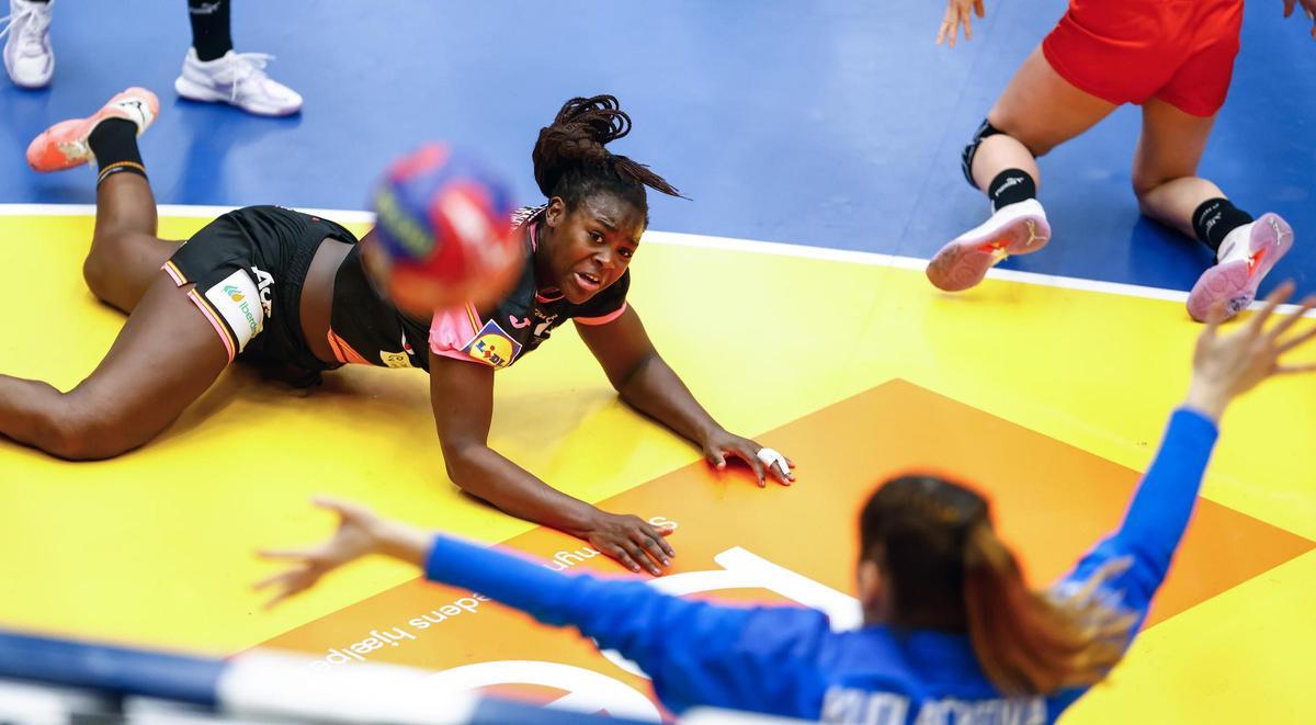 Lysa Tchaptchet trata de batir a una portentosa Petra Kudlackova