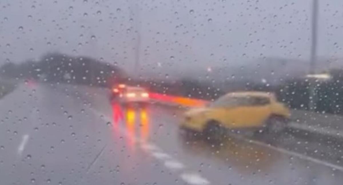 Imagen del vehículo que ha sufrido la salida de vía este jueves en la AP-9 a su paso por Santiago