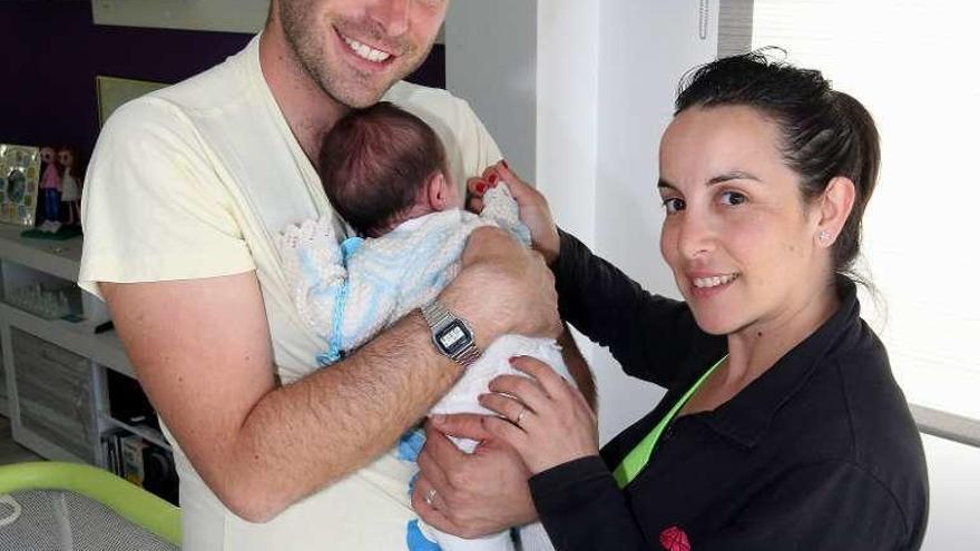 André Tarrío Francisco y Celsa González Domínguez,con su hijo Denis, nacido el 14 de marzo, ayer en Peitieiros. // Marta G. Brea