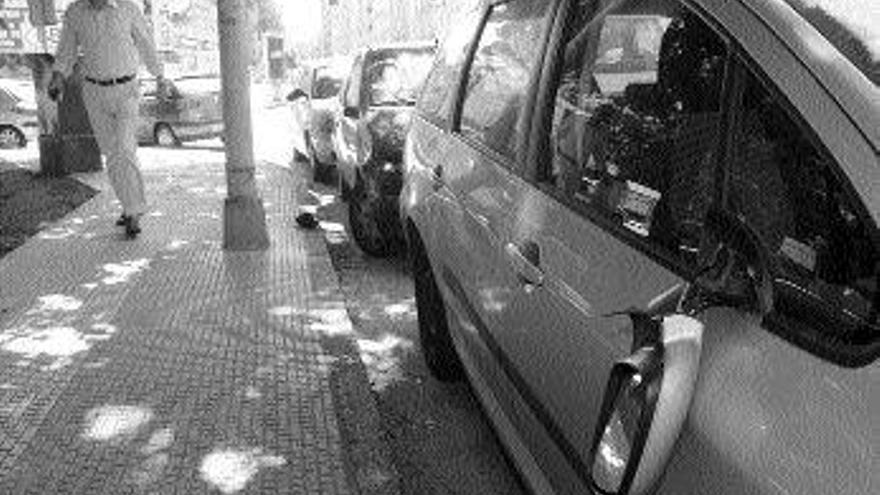 Tres de los vehículos dañados en la avenida de Fernández Ladreda. / rafa Vázquez
