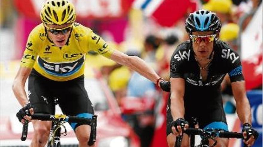 Chris Froome creuant la meta molt enfonsat físicament al costat del seu company Richi Porte.