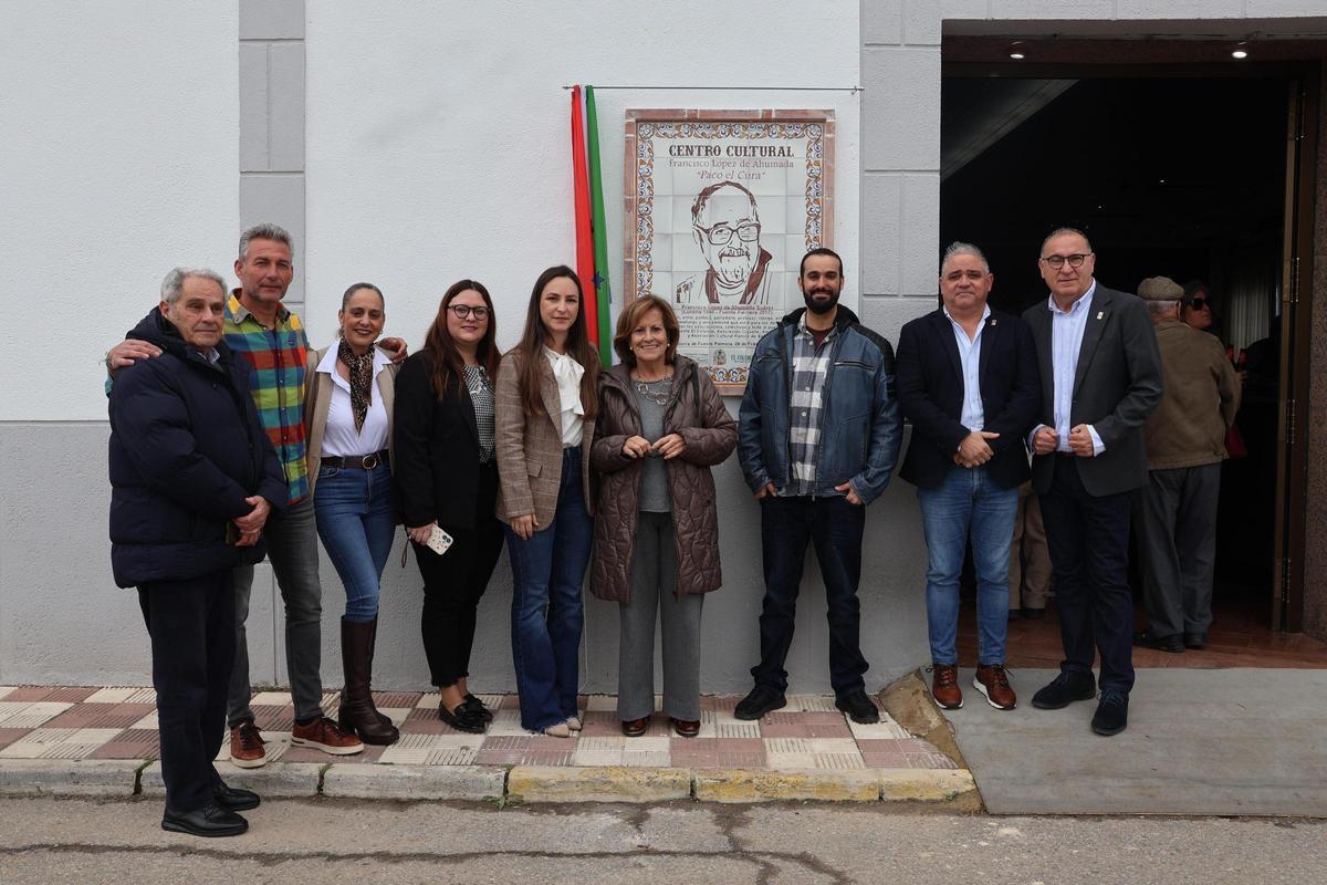 Familiares de Francisco López de Ahumada 'Paco el Cura', este sábado, ante el Centro con su nombre.