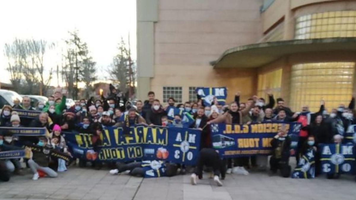 La Marea Azul del Cangas, ayer a las puertas del pabellón de León. |  // MIGUEL SANTOS