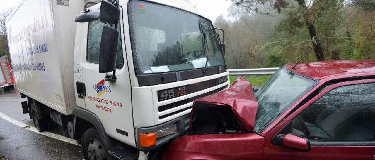 Un accidente con heridos en un vial de Moraña. // Gustavo Santos