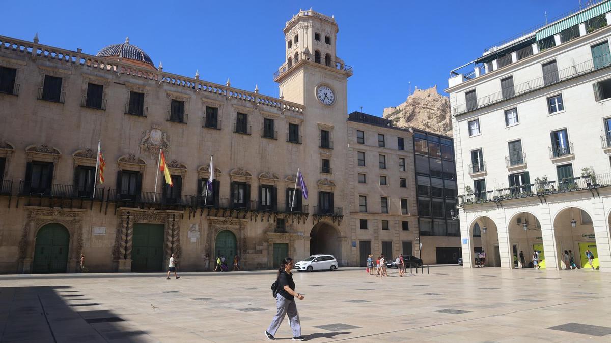 Una mujer pasea frente al edificio del Ayuntamiento de Alicante en una imagen reciente.