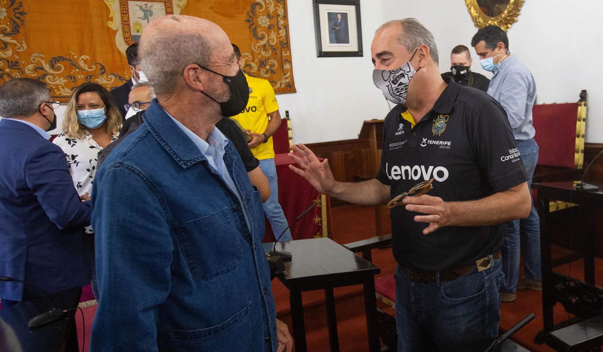 El alcalde de La Laguna, Luis Yeray Gutiérrez, recibe a la plantilla del CB Lenovo