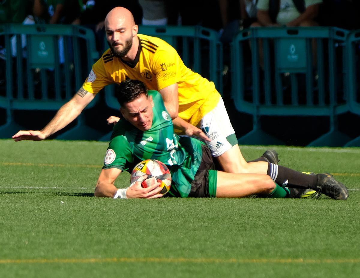 Piri cae sobre un futbolista del conjunto canario.