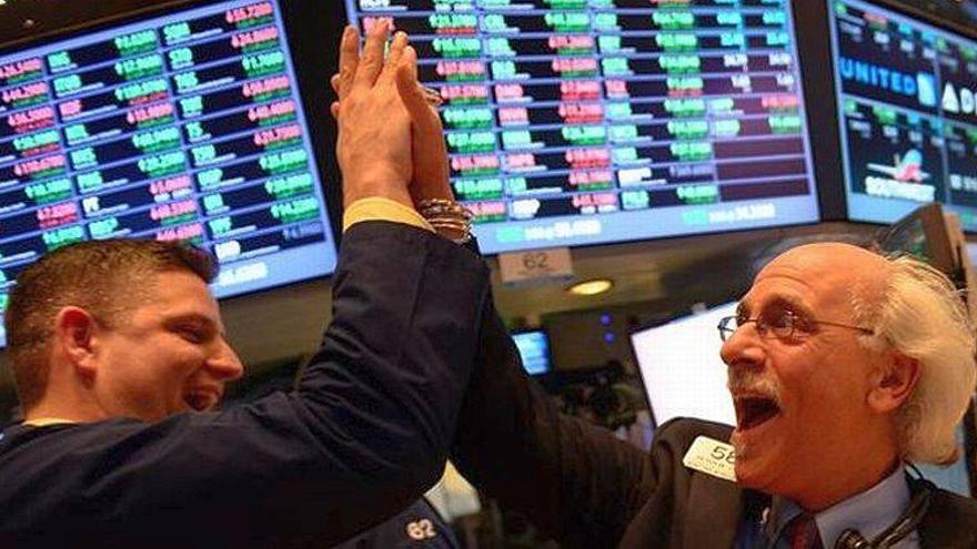 Wall Street hace historia al superar el récord de antes de la crisis