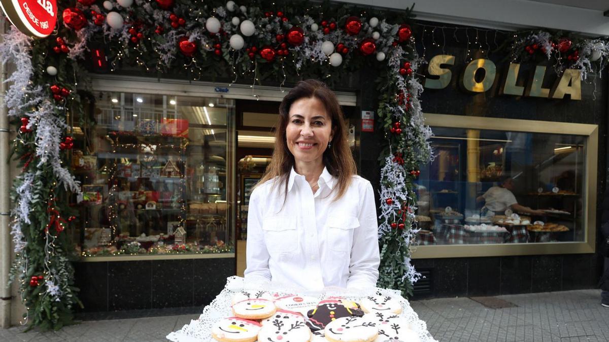 Mayka Solla, frente a la confitería.
