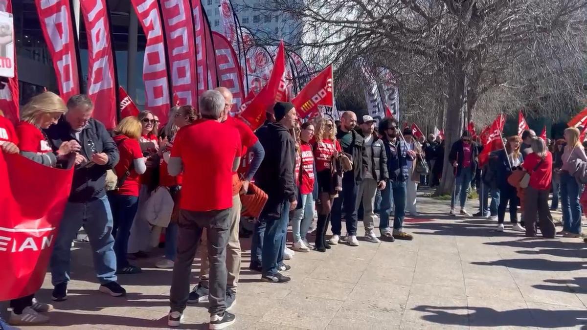 Protesta de trabajadores de CaixaBank, este viernes, en València.