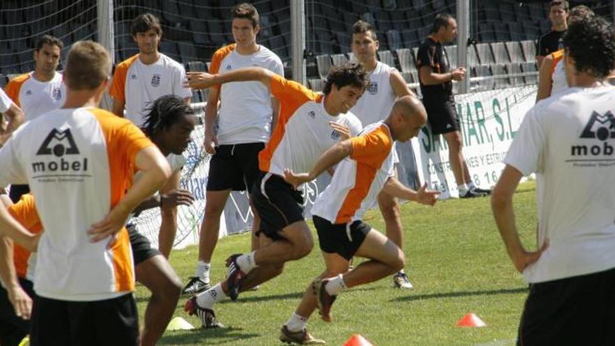 Los futbolistas del FC Cartagena Lafuente y Etxeita realizan un ejercicio de velocidad en el entrenamiento de ayer en el estadio Cartagonova.