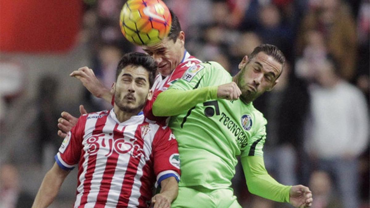 Nacho Cases, jugador del Sporting, intercambió la camiseta con Leo Messi al final del partido