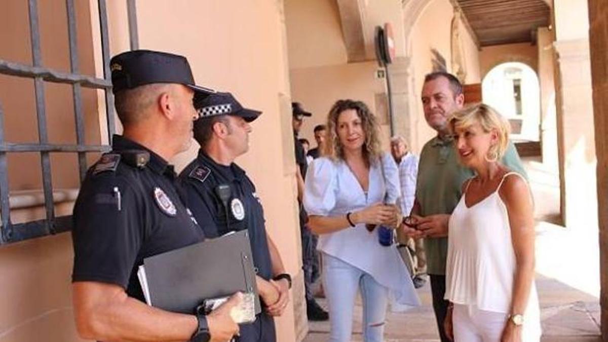 Dos agentes junto al edil de Seguridad Ciudadana, Juan Miguel Bayonas