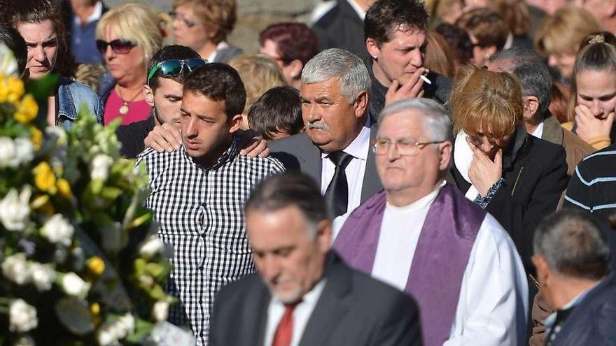 El superviviente Carlos Carballa (camisa a cuadros) junto a un hermano de Ligero.// GS