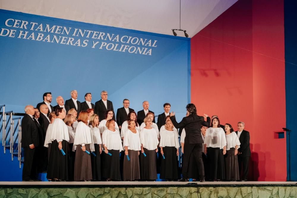 La participación de los coros locales protagonizó la gala de clausura del Certamen Internacional de Habaneras y Polifonía de Torrevieja