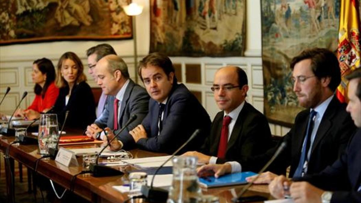 Roberto Bermúdez de Castro (cuarto por la derecha), en una reunión con otros secretarios de Estado.