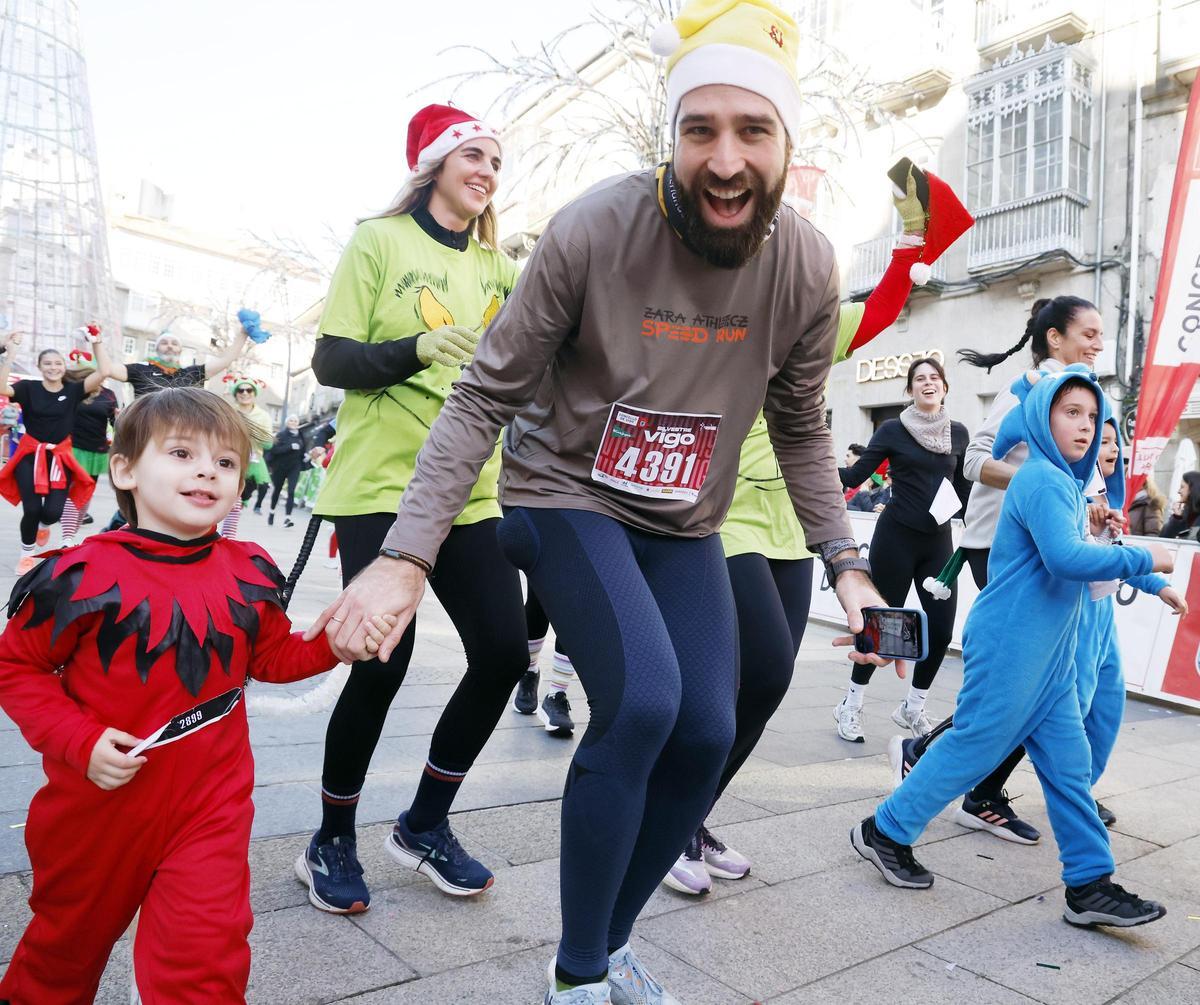 Loca carrera de Navidad: la San Silvestre colorea Vigo