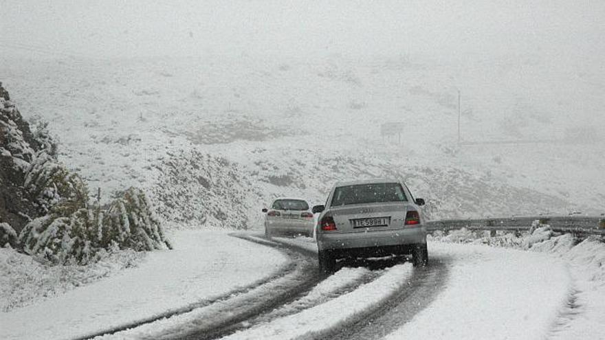 Vehículos en la entrada de la pedanía de Valdecebro en Teruel, donde se circula con dificultad debido a la nieve caída, aunque no hay hielo tras pasar los camiones de la Diputación Provincial esparciendo sal.