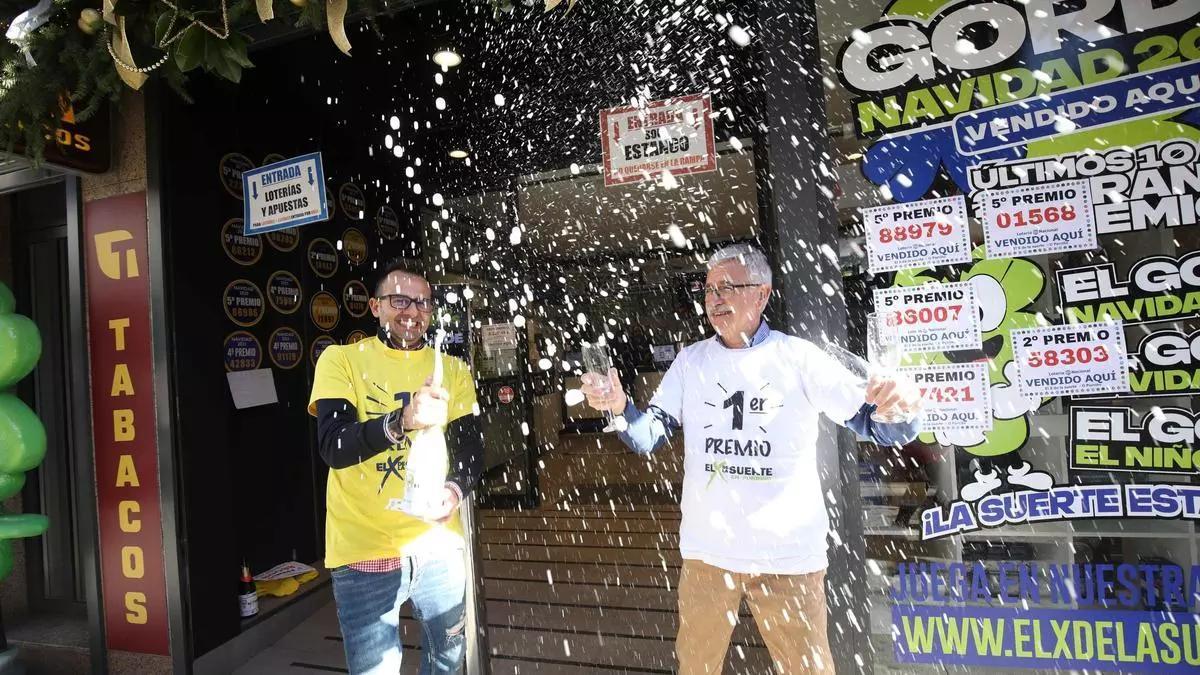 Celebración en el la administración El X de la suerte, en O Porriño, en una imagen de archivo.