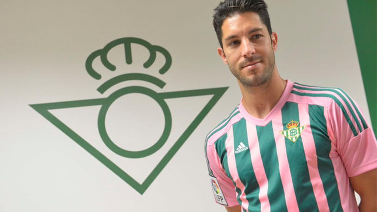 Álvaro Cejudo, con la camiseta del Betis para el día de la mujer.