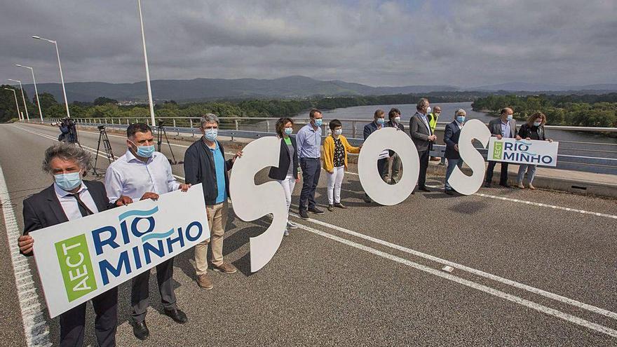 Alcaldes de ambos lados del Miño en una protesta para abrir los pasos fronterizos a trabajadores.
