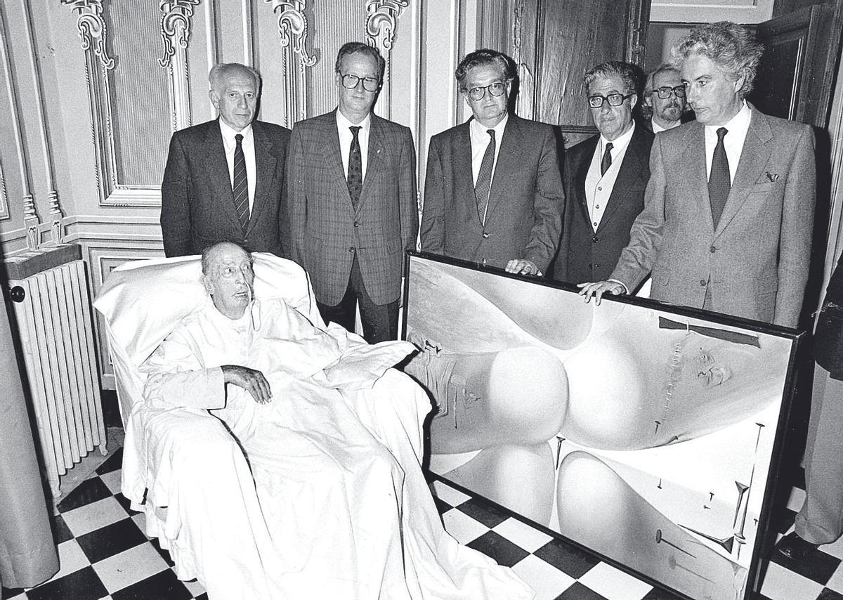Acte de donació de Dalí de l’oli «El naixement d’una deessa a la Generalitat», l’any 1988.