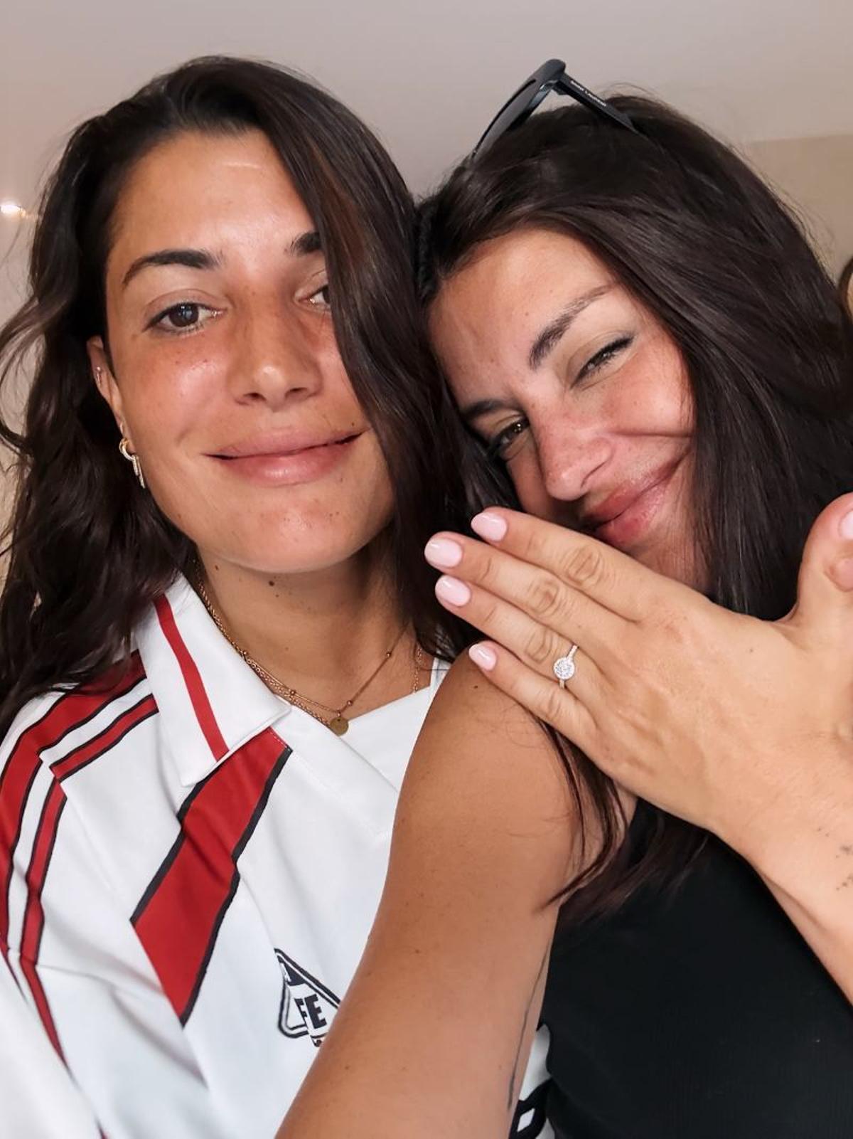 Dulceida y Alba Paul enseñan el anillo de compromiso por sus 10 años de boda