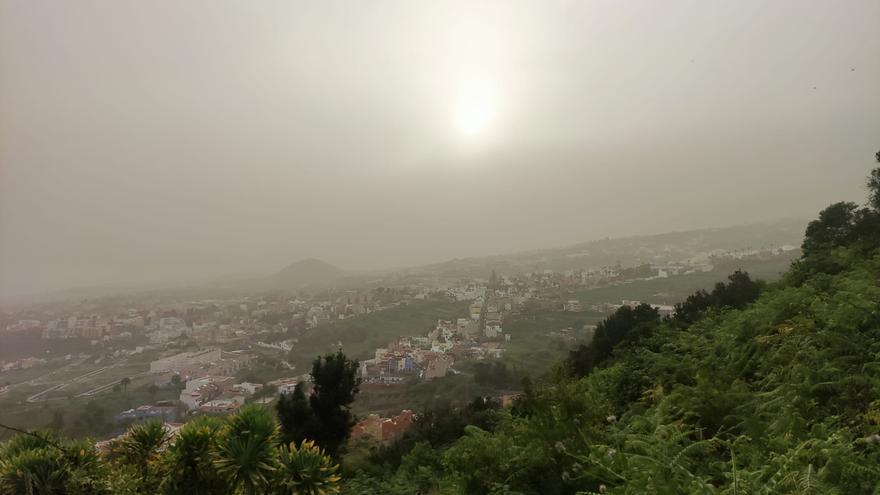 Persiste la calima en Canarias este domingo con temperaturas que pueden superar los 30 ºC