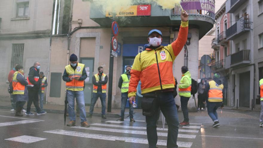 Un dels treballadors del transport sanitari manifestant-se davant de la seu d&#039;ERC a Girona
