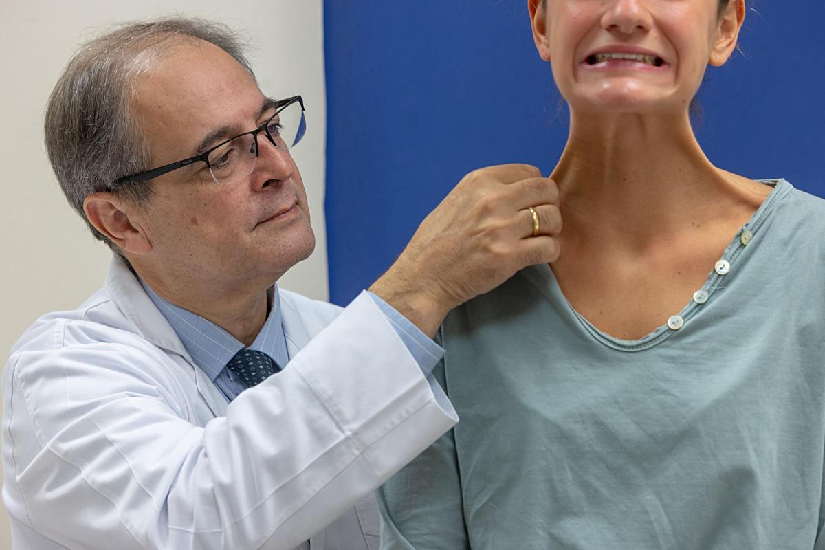 El doctor Bernardo Hontanilla con una paciente