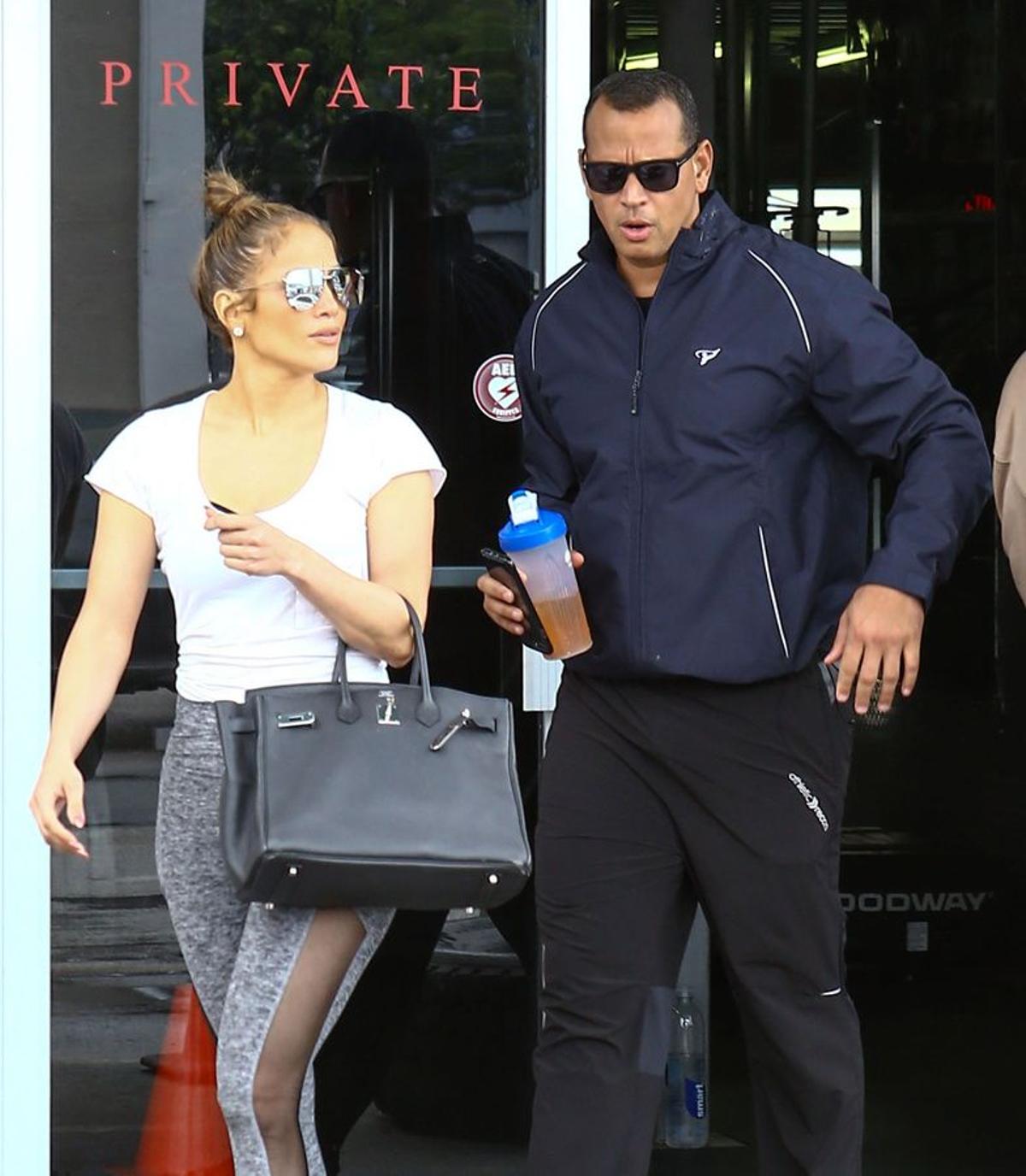 Jennifer López saliendo del gimnasio