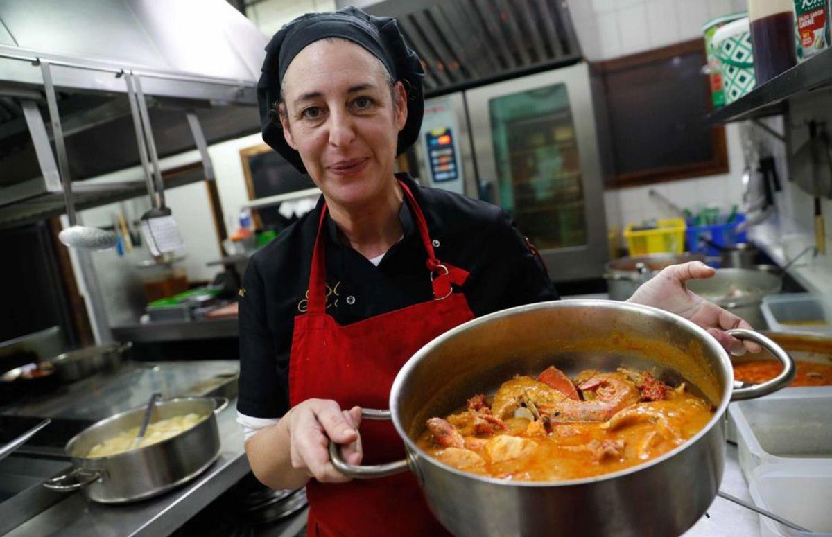 Marian Quirós, con una olla de bogavante y pescado. | Mara Villamuza