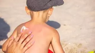 Los bomberos de Barcelona rescatan a un niño que estaba sepultado bajo seis toneladas de crema solar de su madre