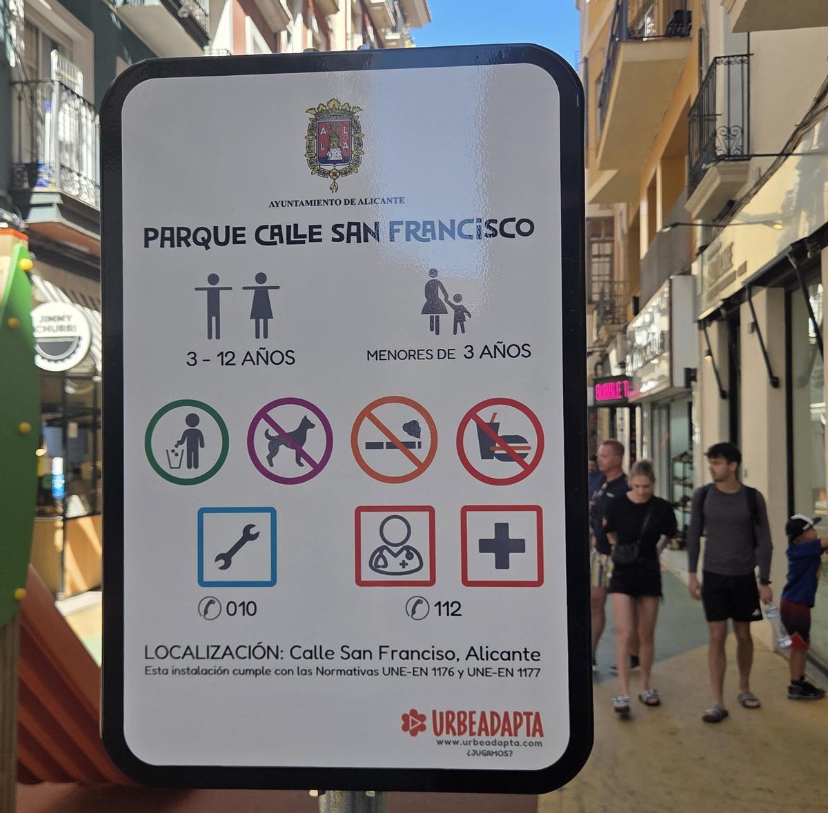 Cartelería de los parques infantiles, con una errata abajo, en la localización: "calle San Franciso".