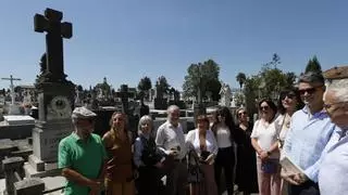 El tejido cultural asturiano homenajea a "Clarín" en el 125.º aniversario de su muerte con lecturas selectas, una ofrenda floral y un visita guiada al cementerio de Oviedo