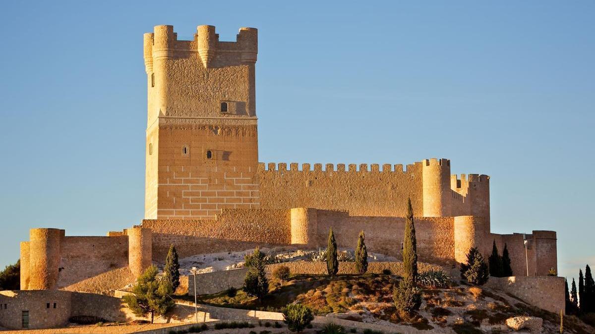 El castillo de la Atalaya de Villena es uno de los principales atractivos turísticos de la ciudad.