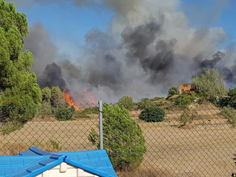Fotos de l'incendi des del carrer Montcau de Navarcles.