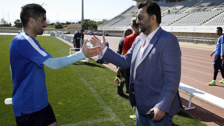 El presidente del Málaga CF, Abdullah Al-Thani, saluda a Michael Santos, durante el entrenamiento de ayer en el Estadio de Atletismo.