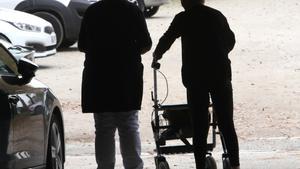 UNA CUIDADORA AYUDA A UNA MUJER MAYOR DEPENDIENTE EN SANTIAGO. DEPENDENCIA. ASISTENCIA SOCIAL. MAYORES. PROBLEMAS DE MOVILIDAD