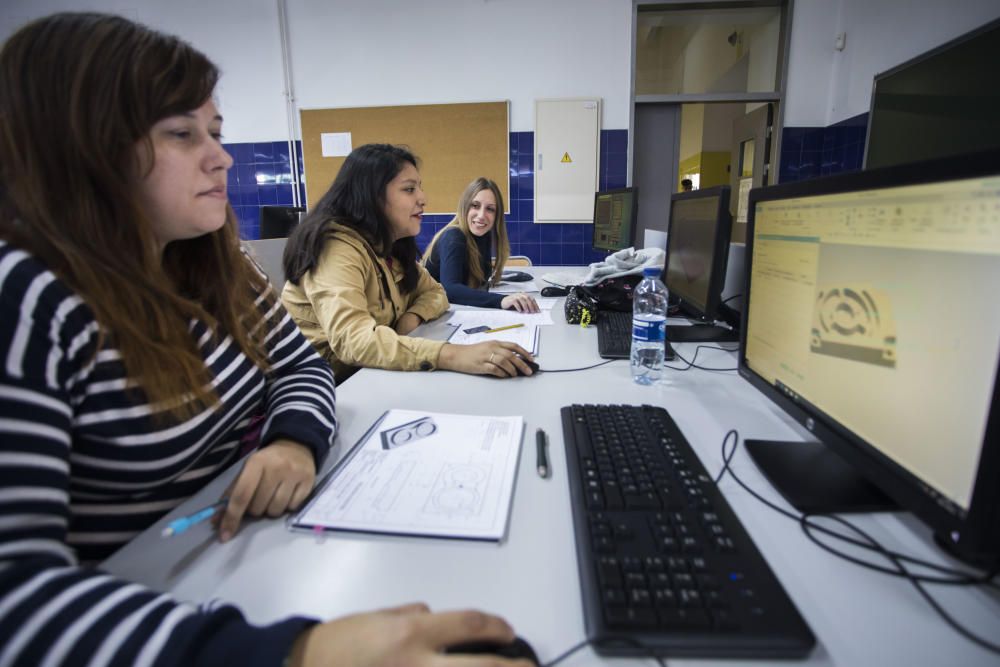 Dones que obrin camins en FP masculinitzats