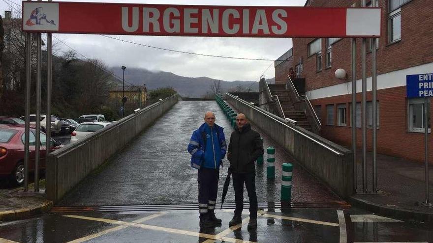 Los trabajadores de Urgencias Ángel García y César González, ayer, en el Hospital de Arriondas.