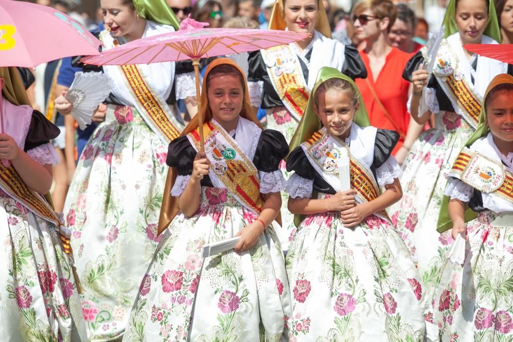 Los niños participan en las fiestas de Santa Pola día y noche, con sus petardos, con juegos y actividades pensadas para ellos y con bailes en las kábilas y barracas