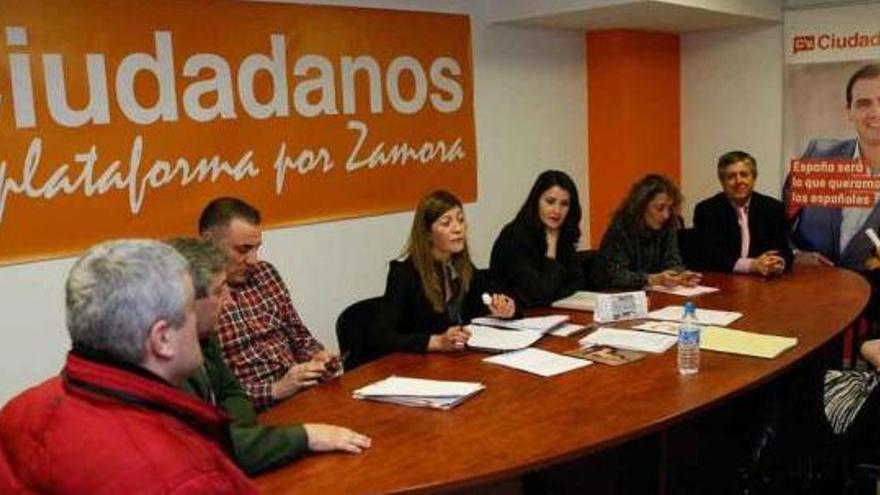 Rocío Fernández, quinta por la derecha, candidata a las Cortes regionales por Zamora.