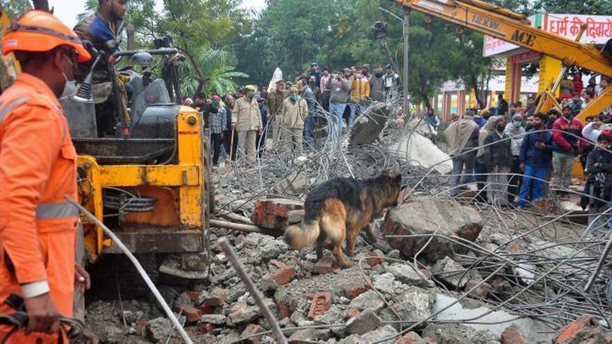 El desplome del tejado de un crematorio en la India causa 23 muertos