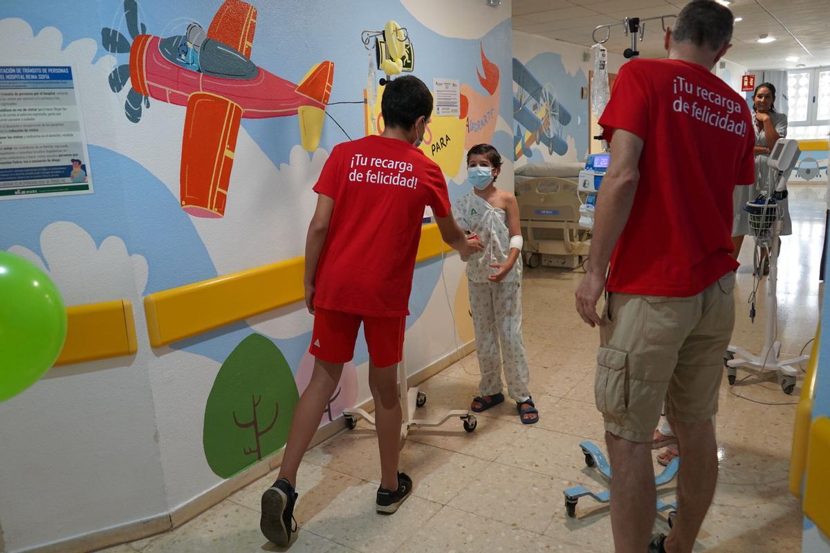 Así ha sido la tradicional visita del carrito de helados al hospital Reina Sofía