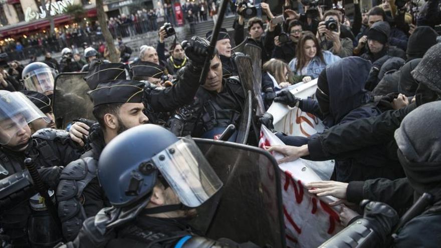 Policías antidisturbios y manifestantes en las protestas de París.