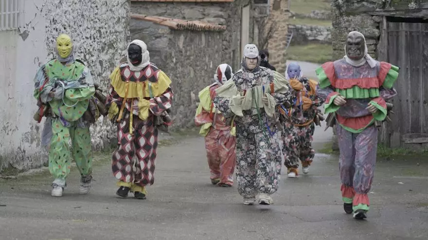 VIDEO | Entre máscaras y cencerros: Martes de Carnaval en Villanueva de Valrojo