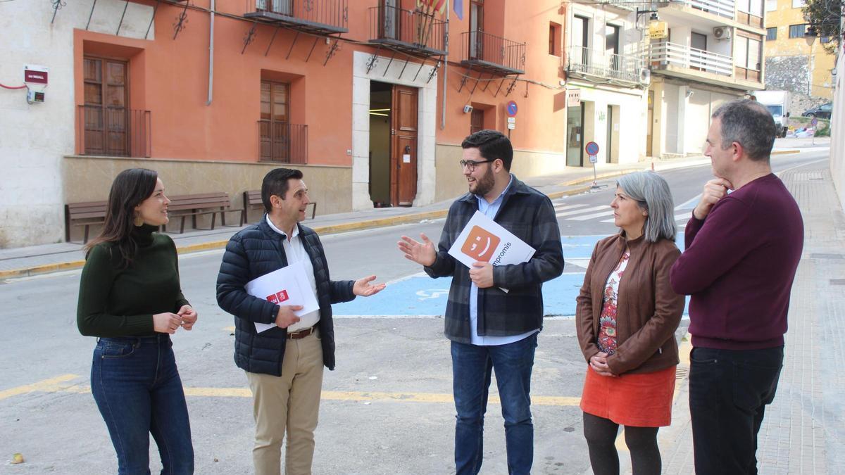 Los regidores y regidoras de Compromís, con el portavoz socialista en Ontinyent.