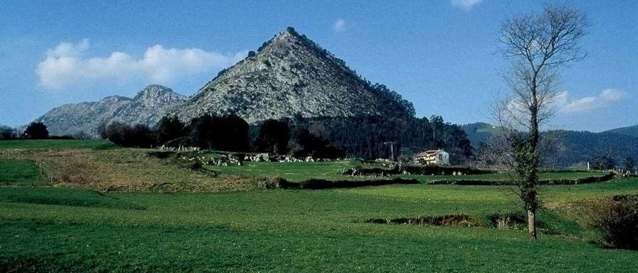 El Monte Castillo, con su forma cónica característica. //turismodecantabria.com